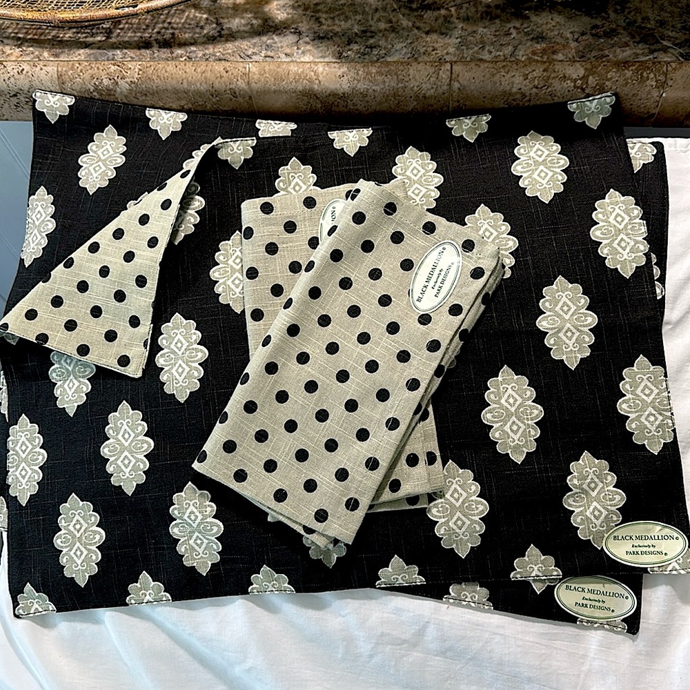 NWT set of 2 Blk Medallion reversible linen placemats w/2Matching Lg napkins NEW